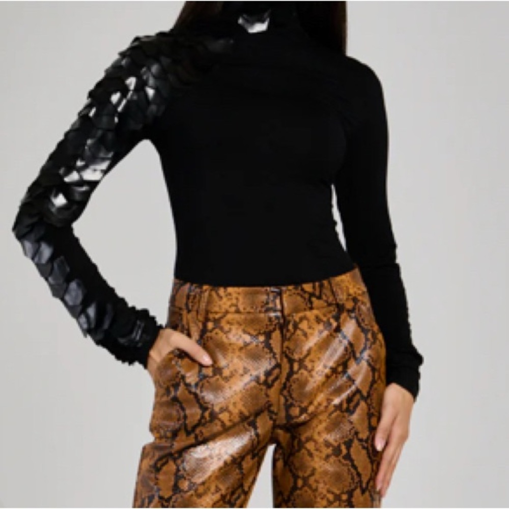 Black scale sleeve top